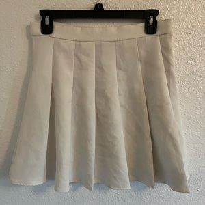 Shein, Size 6, Pleaded white skirt.